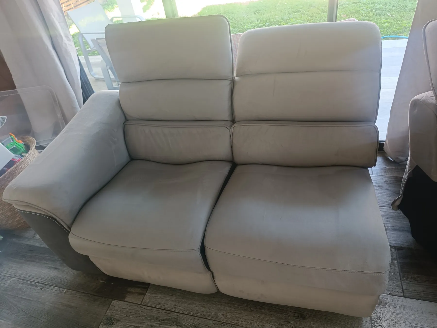 Canapé beige après nettoyage