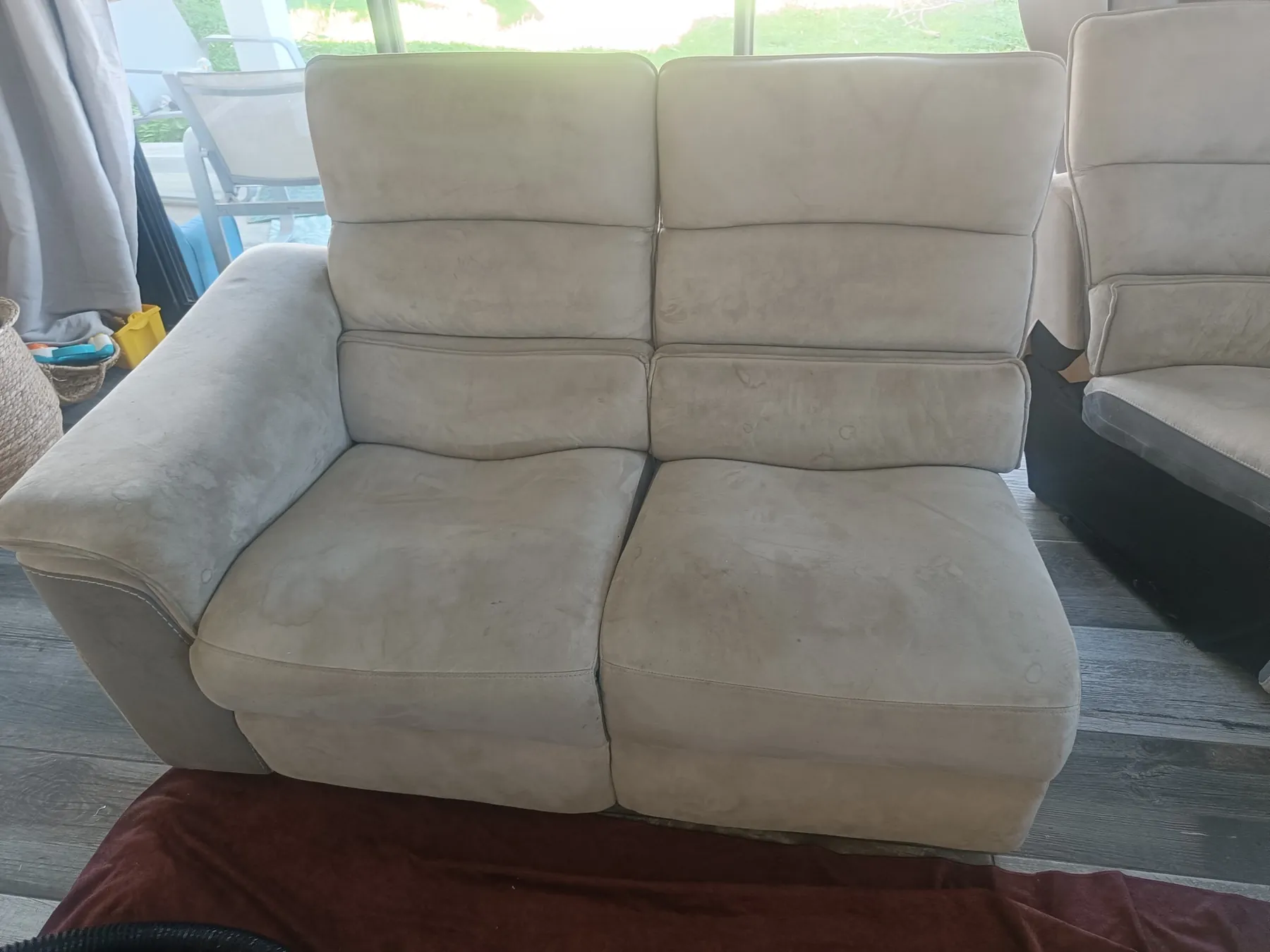Canapé beige avant nettoyage