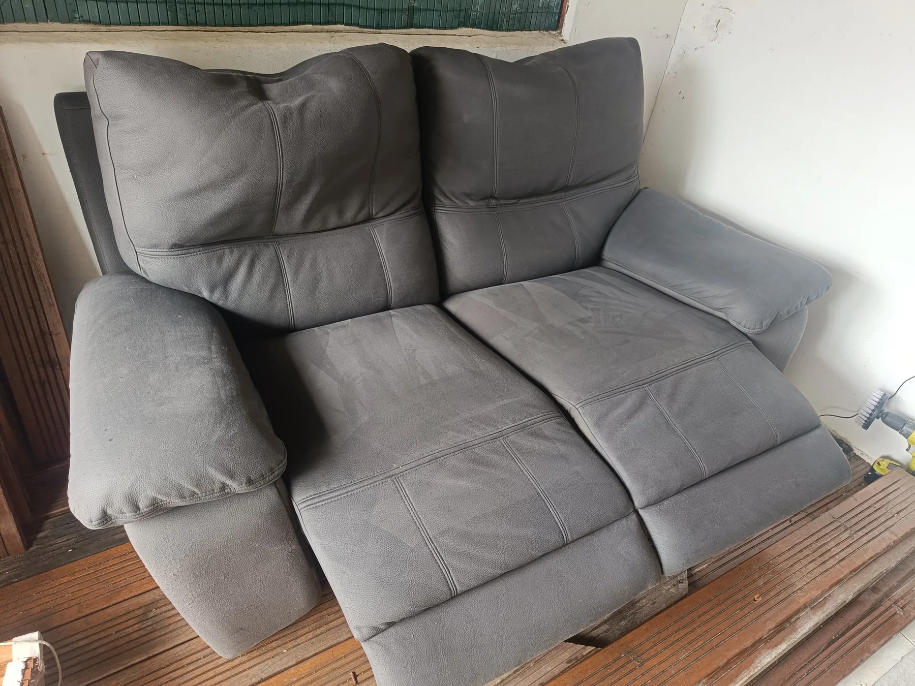 Canapé gris après nettoyage