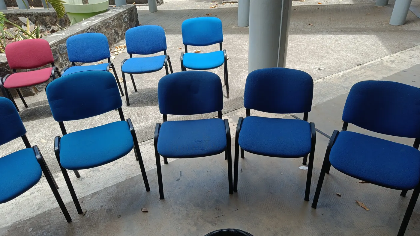 Nettoyage de chaises dans un collège à La Réunion