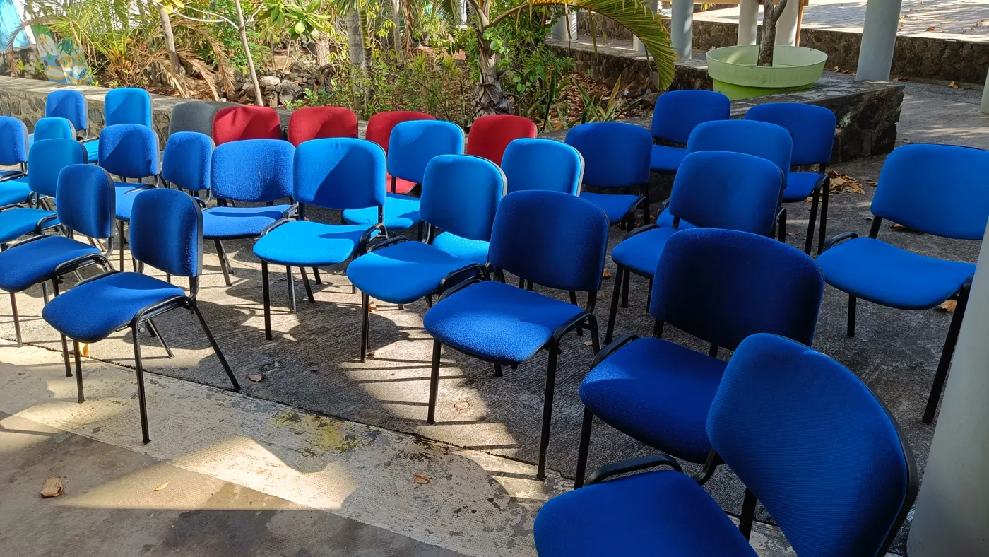 Nettoyage professionnel de nombreuses chaises de collège à La Réunion